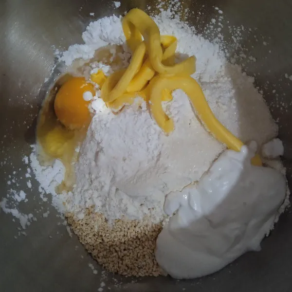 Siapkan bahan yang diperlukan, campur jadi satu, lalu aduk.