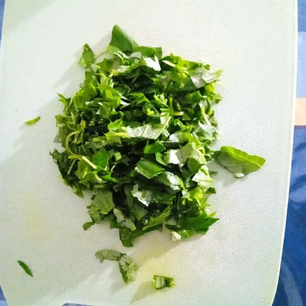 Iris daun bayam, kemudian sisihkan.