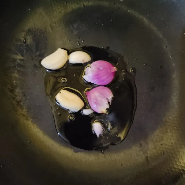 Tumis bawang merah dan bawang putih hingga harum.