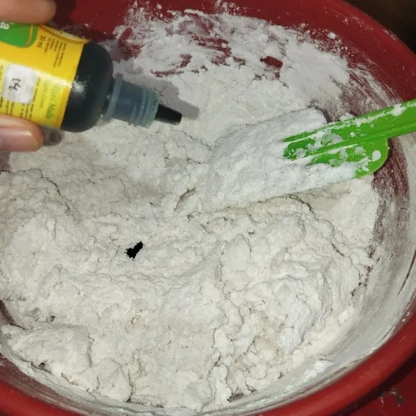 Teteskan pewarna makanan dan tambahkan gula putih.