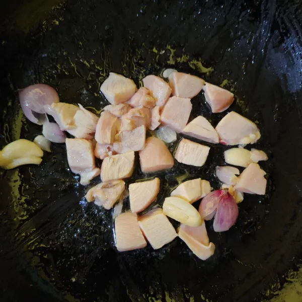 Masukkan ayam, tumis hingga berubah warna.