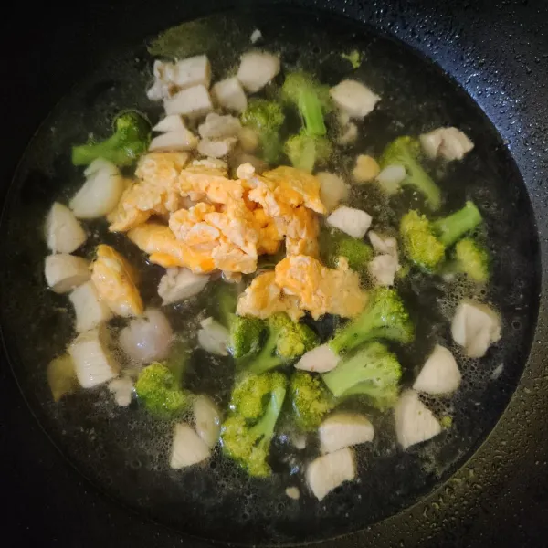 Masukkan telur orak arik, aduk rata. Masak hingga mendidih kembali, kemudian matikan api.