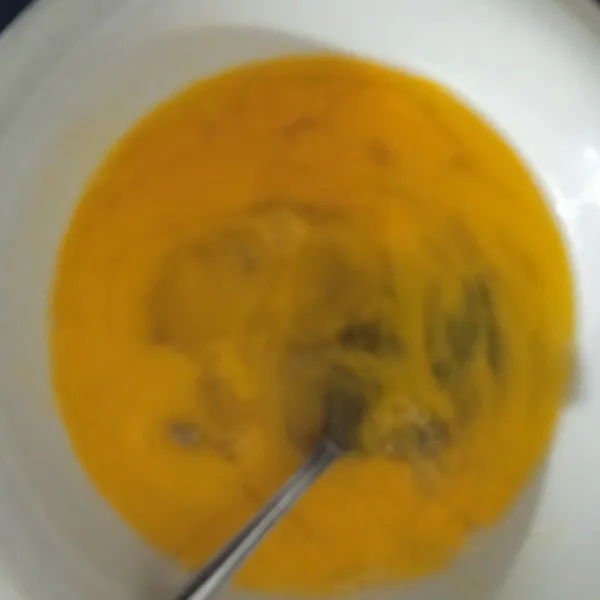 Kocok telur, kemudian masukkan garam, lada bubuk, dan kaldu jamur.