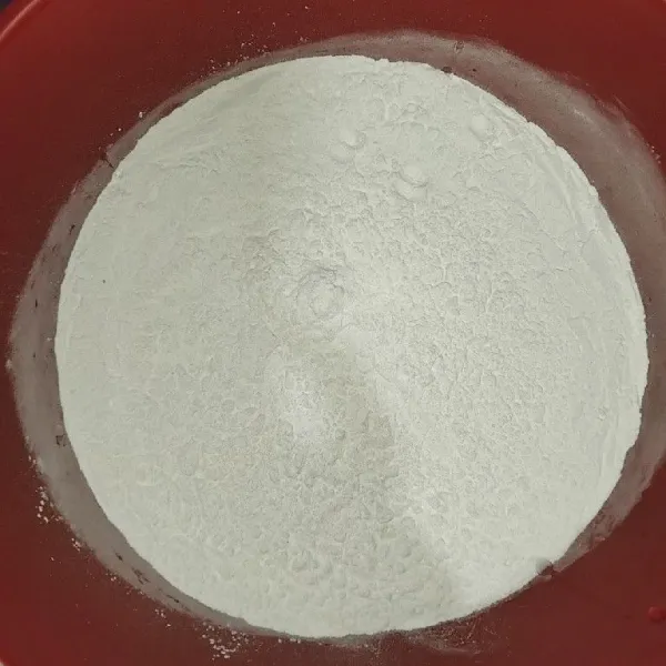 Masukkan tepung dalam wadah.