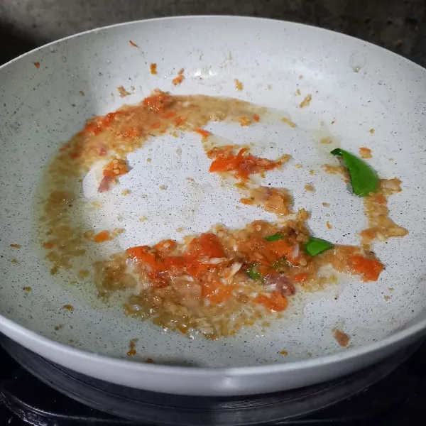 Tumis bumbu halus bersama daun jeruk sampai matang.