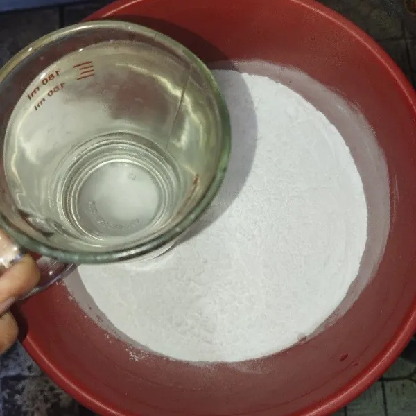 Masukkan air panas ke dalam tepung sedikit demi sedikit, lalu aduk sampai kalis.