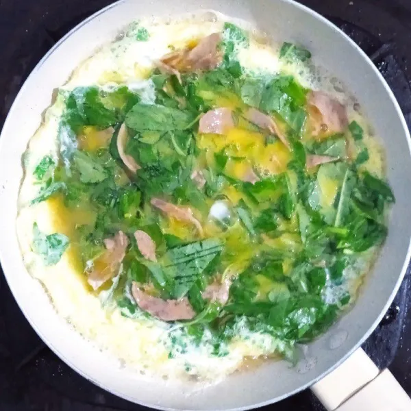 Panaskan wajan, masukkan 1 sdm margarin. Lalu, tuang adonan telur dan masak hingga matang.