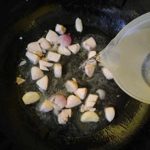 Masukkan air, masak hingga mendidih.