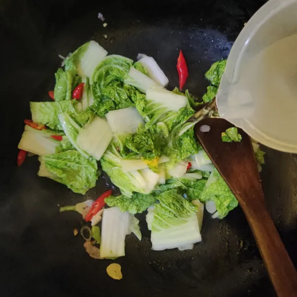 Masukkan air, masak hingga mendidih.