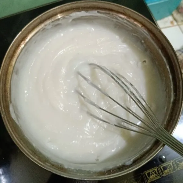 Campur tepung beras, gula pasir, garam, daun pandan, santan instan dan air, aduk rata kemudian masak hingga mengental, angkat