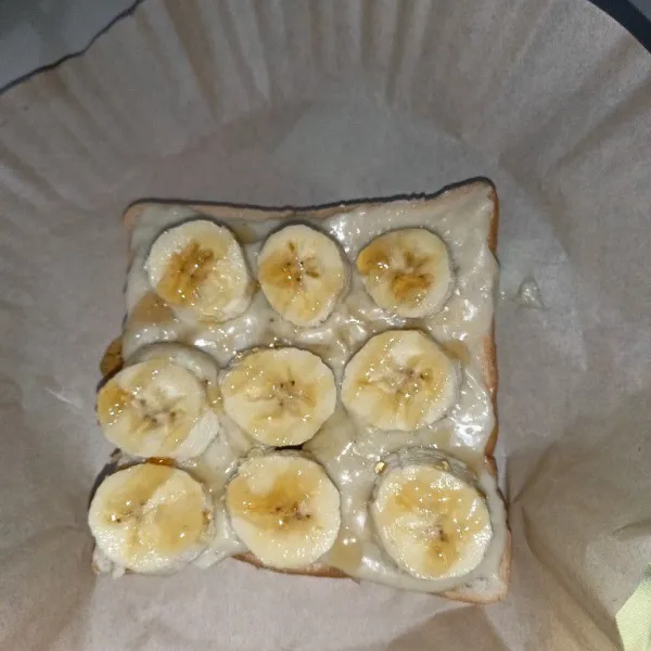 Beri potongan posang dan madu di atas roti