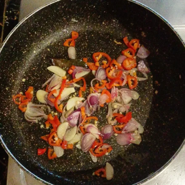 Tumis bawang merah, bawang putih, cabe dan daun salam