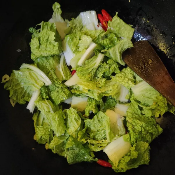 Masukkan sawi putih, tumis hingga layu.