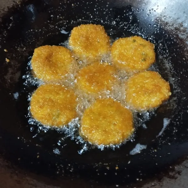 Panaskan minyak goreng,goreng nugget tempe dg api kecil smp matang.angkat tiriskan.