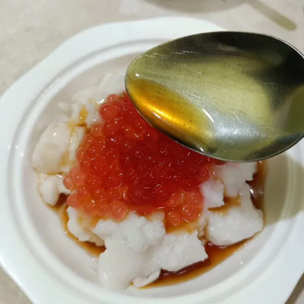 Siapkan piring saji, tuang bubur sumsum, sagu mutiara secukupnya lalu guyur dengan air gula, sajikan hangat