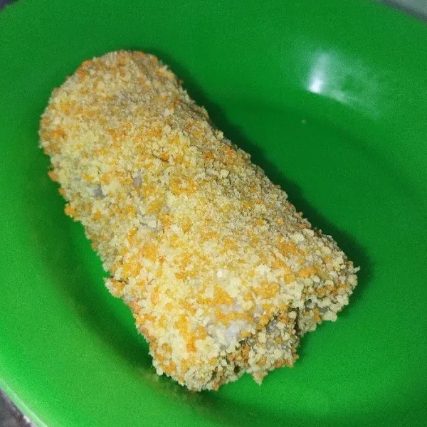 Setelah itu, balurkan kembali ke dalam tepung roti.