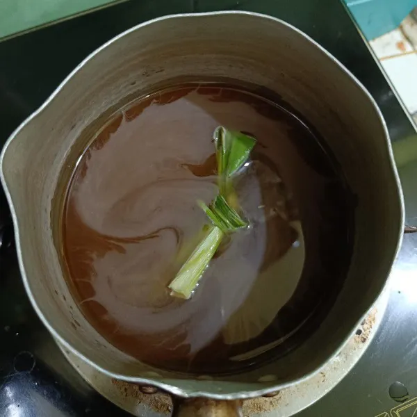 Masukkan gula jawa sisir, gula pasir, air, sejumput garam dan daun pandan, masak hingga gula larut dan matang, angkat