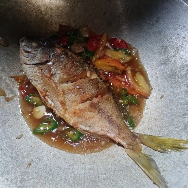 Masukkan ikan, biarkan hingga bumbu meresap, angkat dan sajikan.