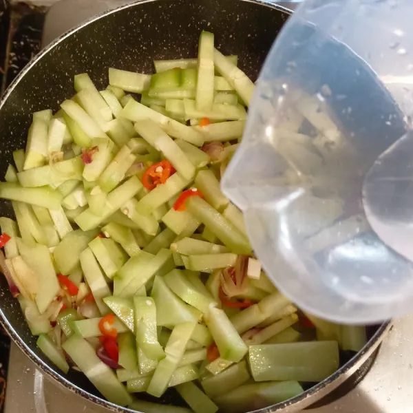Masukkan labu siam dan beri air masak sampai setengah matang