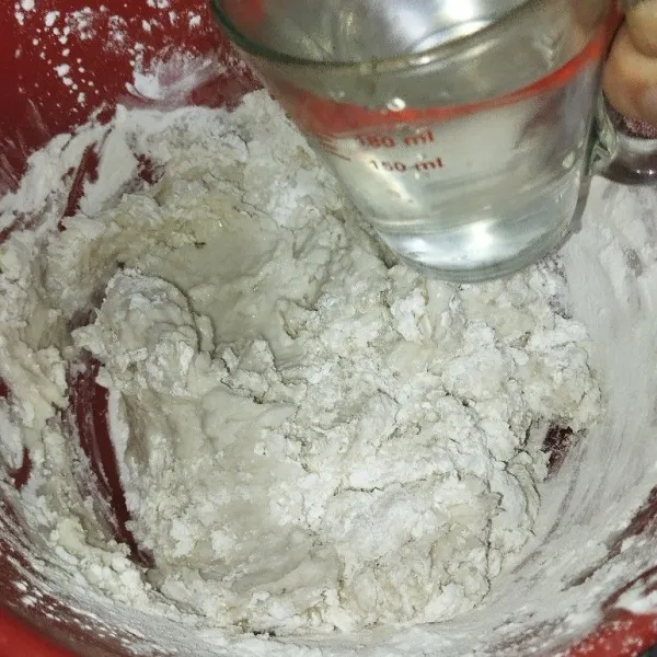 Masukkan air sedikit demi sedikit, lalu aduk sampai sedikit mencair.