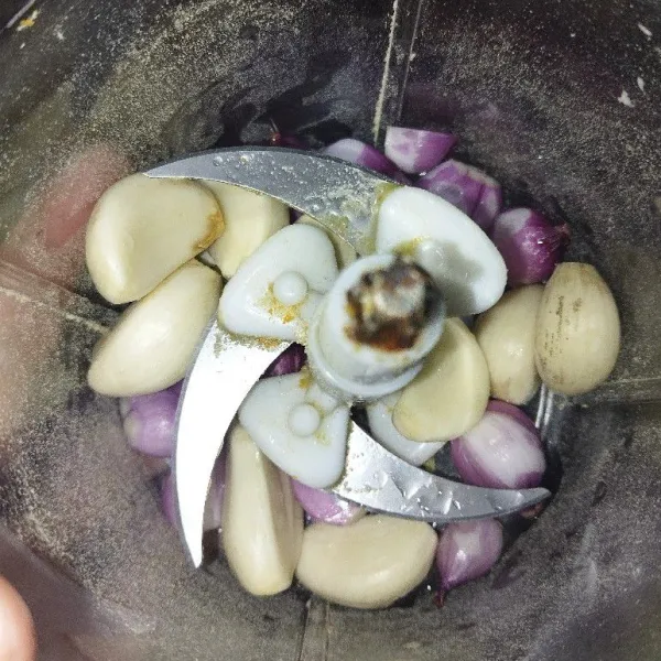 Blender bawang merah dan bawang putih untuk bumbu isian.