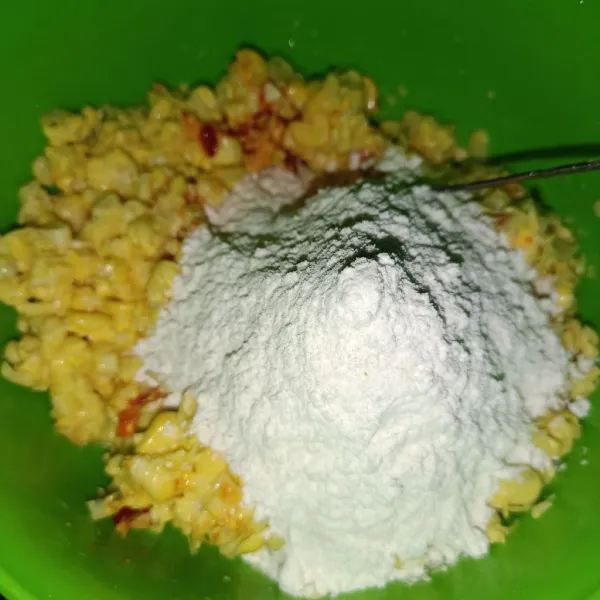 Masukkan bumbu halus dan tepung aduk hingga semua tercampur rata, bisa ditambahkan air kalo dirasa terlalu menggumpal adonan nya