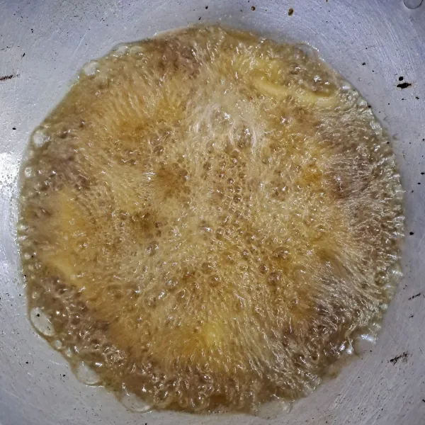 Lalu, goreng kentang di minyak panas hingga matang.