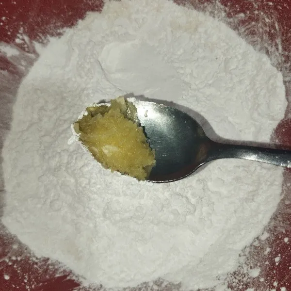 Masukkan bawang putih dan kencur yang sudah dihaluskan.