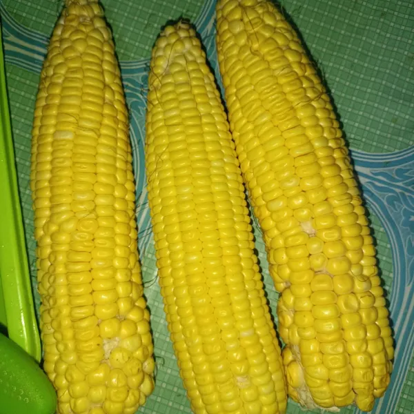 Siapkan jagung manis yang sudah dicuci bersih