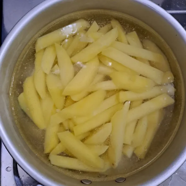 Rebus kentang di air mendidih dan tambahkan garam. Rebus hingga kentang matang, kurang lebih selama 10 menit menggunakan api sedang.