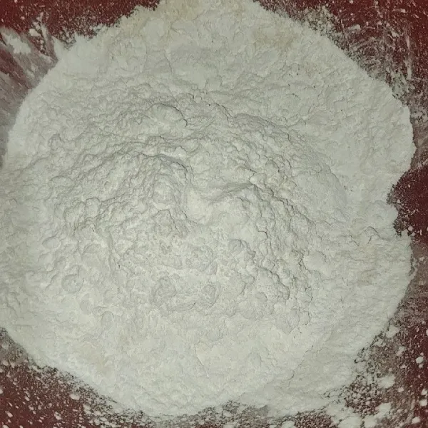 Tuang tepung terigu dan tapioka.