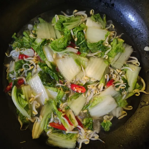 Masak hingga mendidih kembali, lalu matikan api.