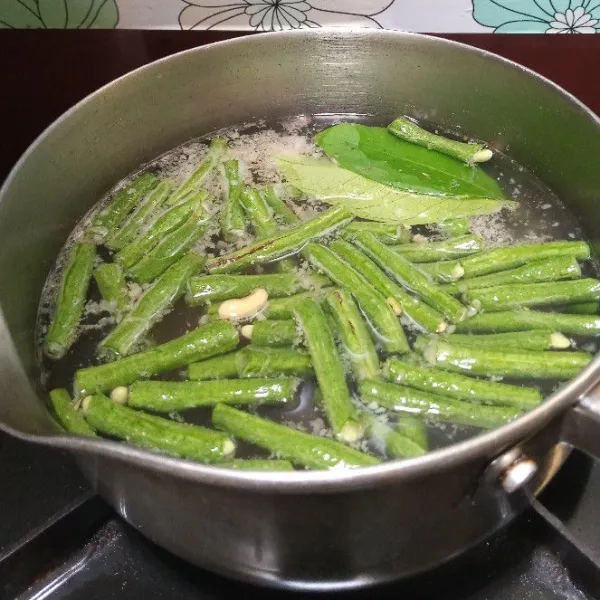 Menyusul masukkan kacang panjang. Masak hingga empuk. Kemudian baru masukkan daun melinjo.