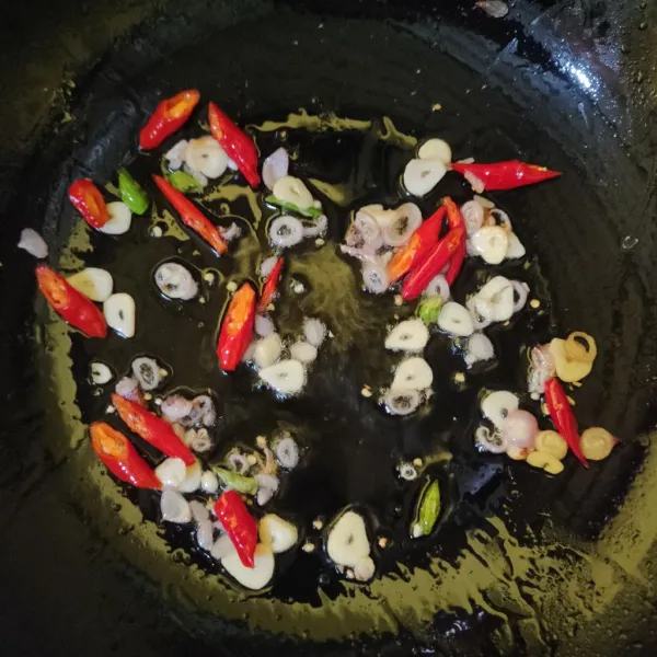 Tumis bawang merah, bawang putih, dan cabe hingga harum dan matang.