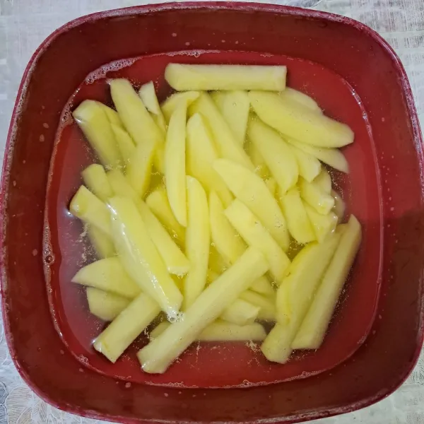 Potong-potong kentang dengan bentuk memanjang.