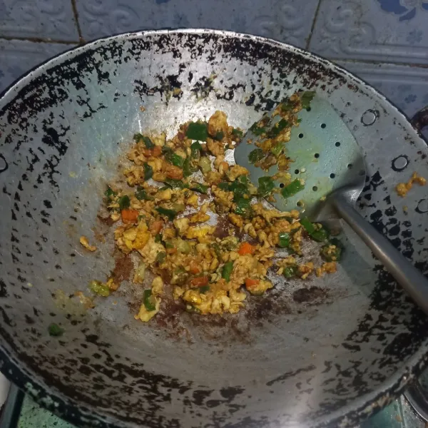 Masak sampai bumbu tercampur rata lalu sajikan