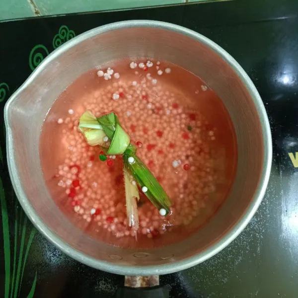 Didirikan air bersama daun pandan, lalu masukkan mutiara, masak menggunakan api sedang