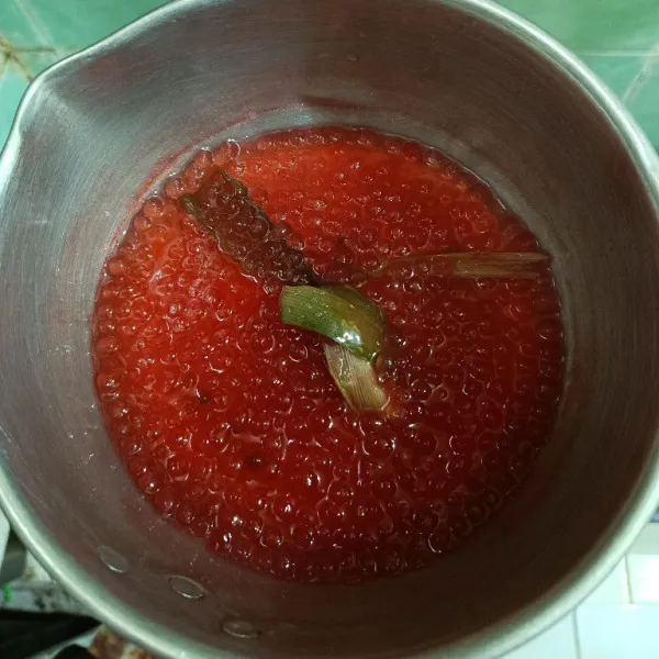 Masak hingga mutiara masak dan mengembang, matikan dan angkat, guyur dengan air mengalir, tiriskan dan sisihkan