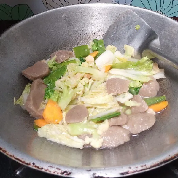 Tambahkan saus pedas dan garam. Aduk. Masakan hingga matang dan kuah agak menyusut. Tes rasa dulu sebelum diangkat.