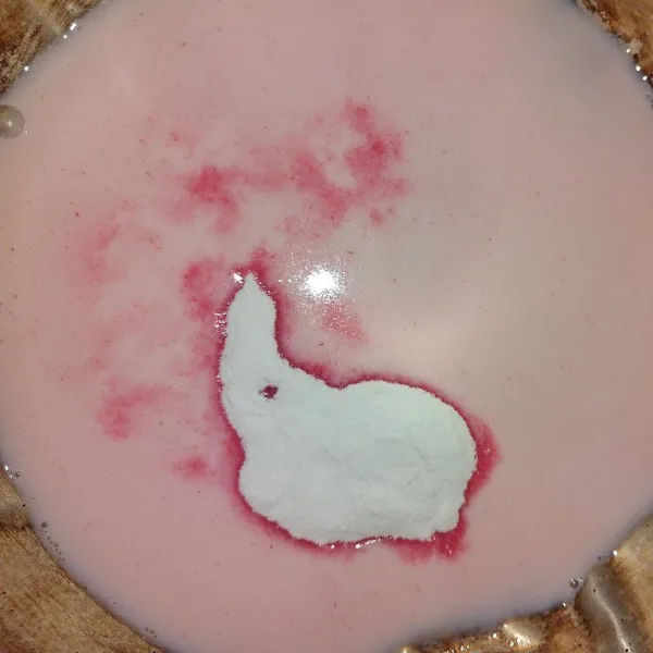 Lalu masukkan juga agar-agar dan 2sdm gula pasir ke dalamnya.