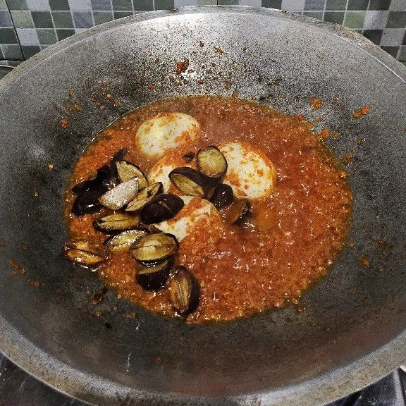 Jika cabe sudah setengah matang, masukkan jengkol.