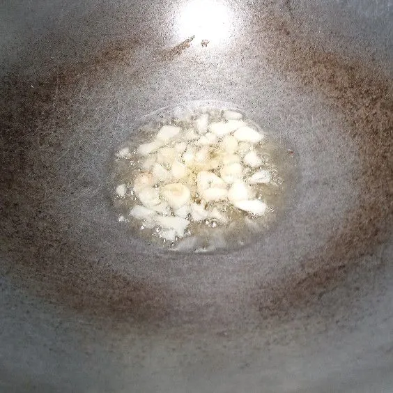 Geprek bawang putih, kemudian cincang. Tumis dengan sedikit minyak hingga harum.