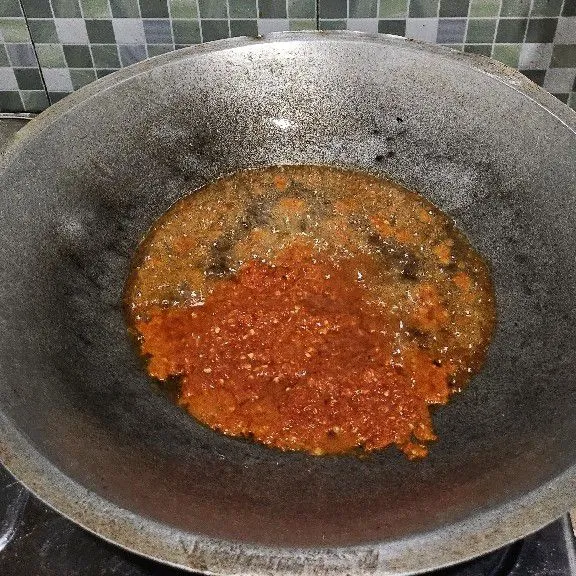 Tumis bumbu halus dengan sisa minyak menggoreng jengkol.
