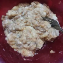Kupas pisang kemudian lumatkan hingga halus.