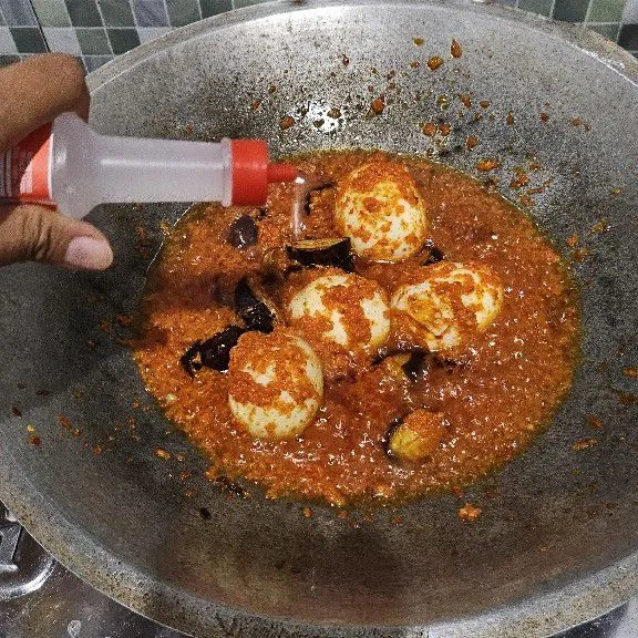 Tambahkan cuka dan garam. Aduk rata. Masak hingga cabe tanak dan matang, koreksi rasa lalu matikan api.