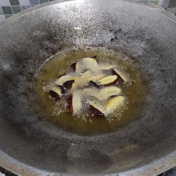 Goreng jengkol hingga matang, lalu tirisksan.