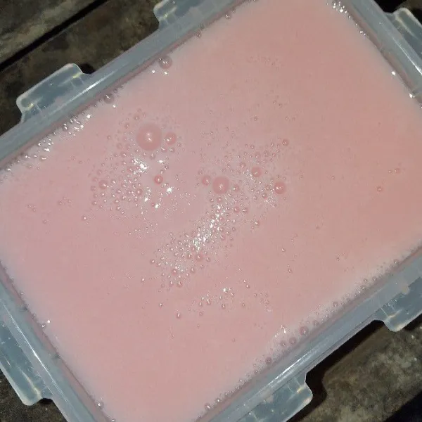 Setelah mendidih, tunggu sekitar 5 menit baru tuang ke dalam cetakan. Tunggu sampai agar agar tercetak baru masukkan ke dalam kulkas.