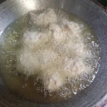 Panaskan minyak, goreng adonan per satu sendok makan.
