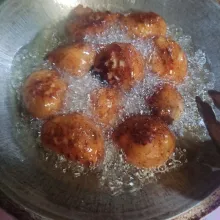 Goreng hingga kecokelatan, angkat dan sajikan hangat.