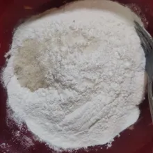 Campur pisang dengan tepung beras, baking powder, garam dan gula pasir, aduk rata.